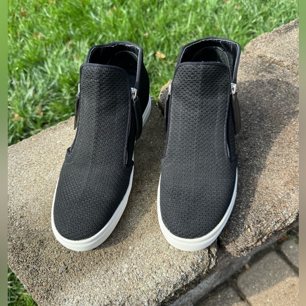 STEVE MADDEN~CAMDEN~WOMENS SIZE 9~BLACK KNIT~ZIPPER~WEDGE SNEAKERS~VERY NICE~BR​